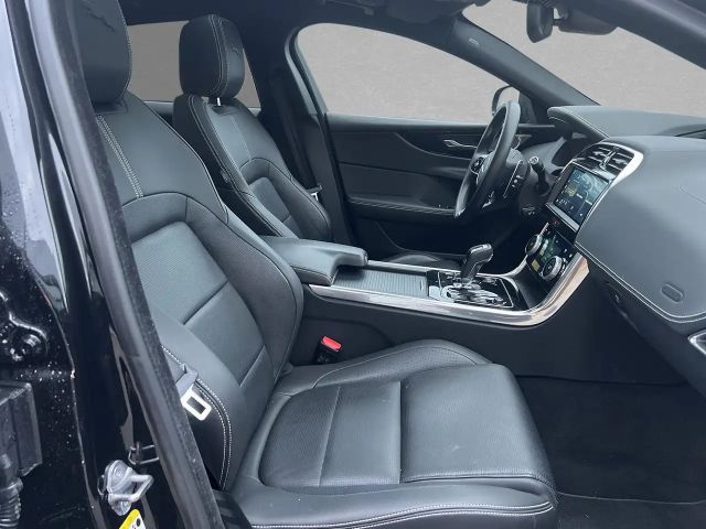 Jaguar XE P250 R-Dynamic