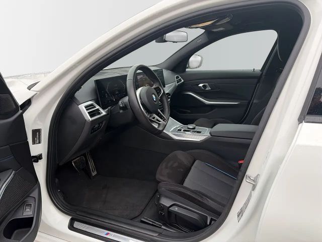 BMW 320 320i M-Sport Sedan