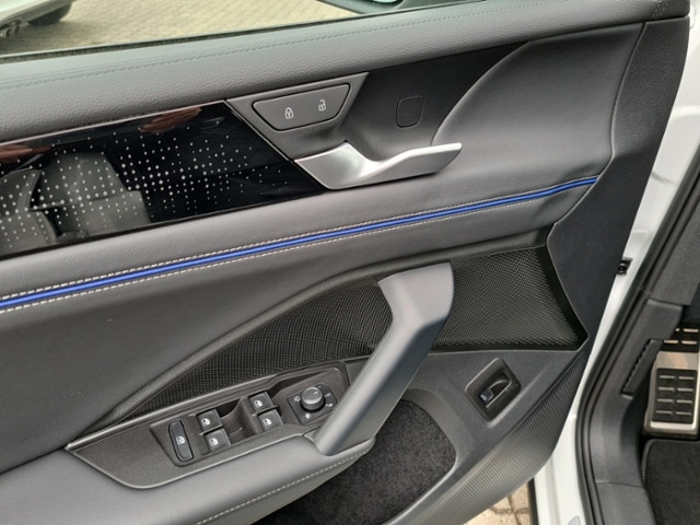 Volkswagen Tiguan 2.0 TDI DSG 4Mo R-Line+AHK+MATRIX+BLACKSTYLE+NAVI+SHZ