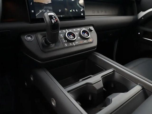 Land Rover Defender 110 D250 Dynamic SE