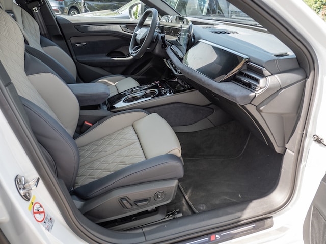 Audi A6 Avant Quattro S-Tronic