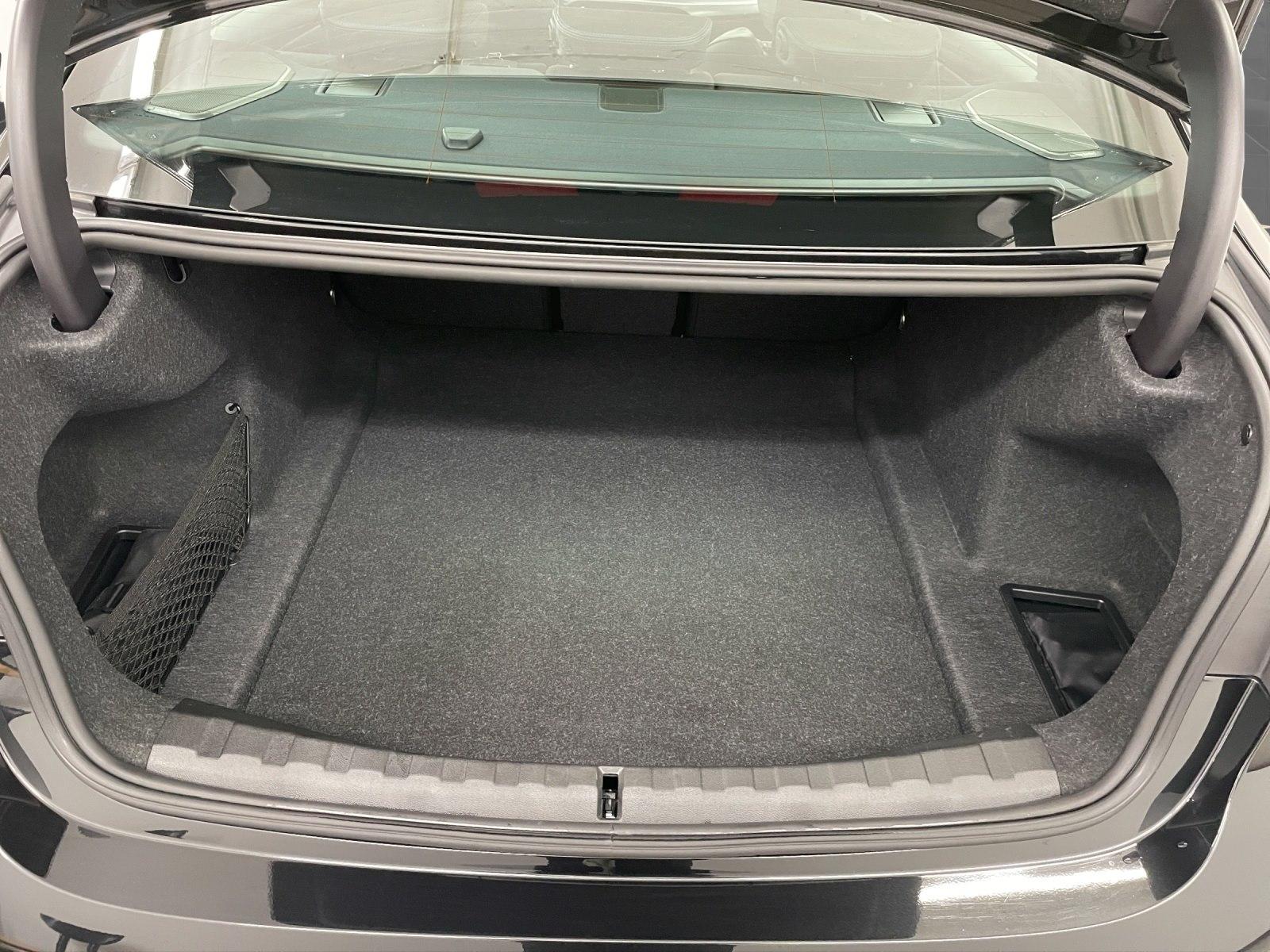 BMW 318 318i M-Sport Sedan