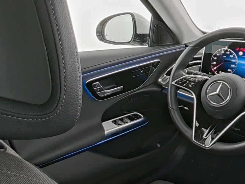 Mercedes-Benz E 200 AVANTGARDE Sedan