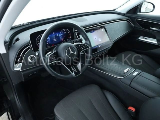 Mercedes-Benz E 200 Sedan