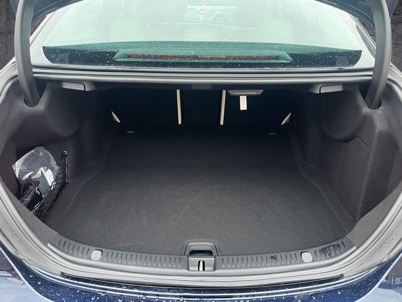 Mercedes-Benz E 300 AMG Line Sedan