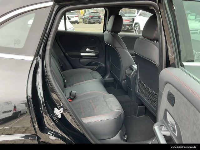 Mercedes-Benz GLA 180 GLA 180 AMGLine/Multibeam/AHK/EasyP/360°/Distron