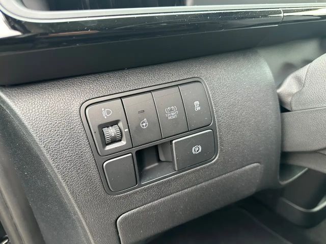 Hyundai Staria Signature