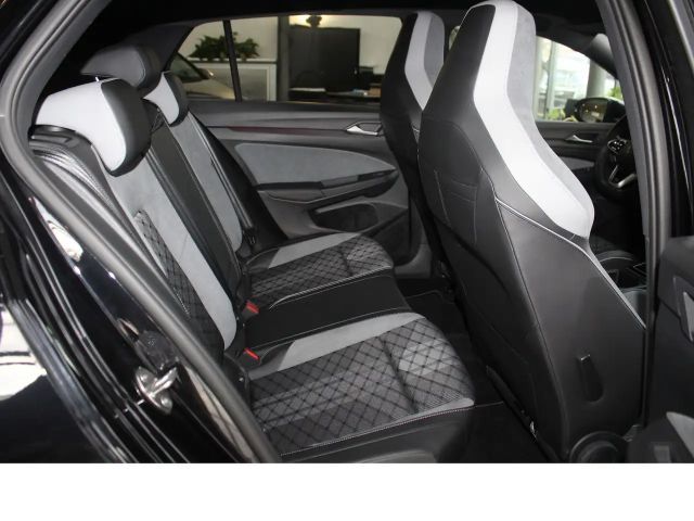 Volkswagen Golf 1.5 eTSI DSG R-Line