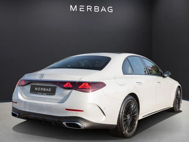 Mercedes-Benz E 200 Sedan