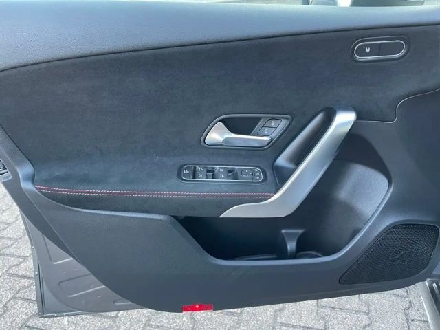 Mercedes-Benz A 180 AMG Line Premium