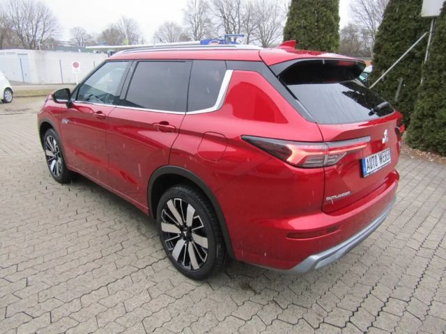 Mitsubishi Outlander 2.4L TOP NAVI LEDER SHZ ACC PDC RFK PANORAMA