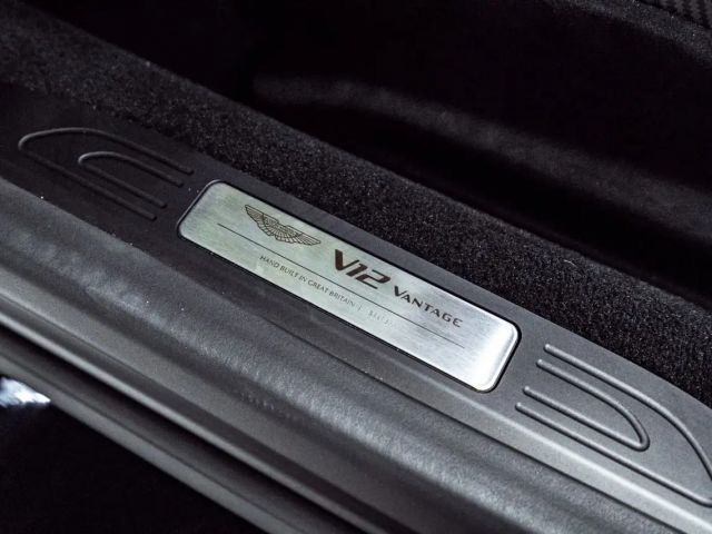 Aston Martin Vantage *Q Paint*Black Beast*Carbon*1/333*New