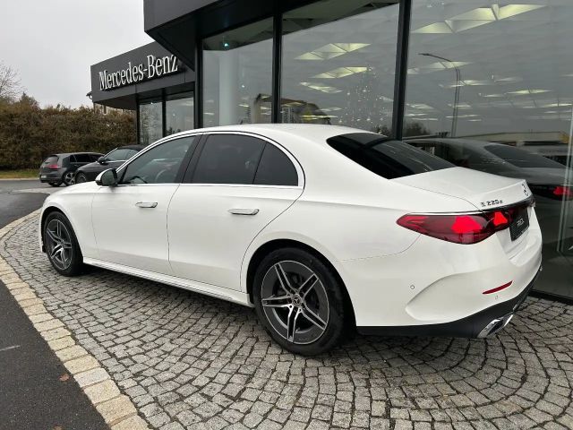 Mercedes-Benz E 220 AMG Line E 220 d Sedan
