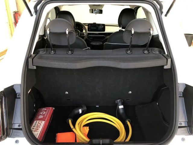 Fiat 500e LED-Tagfahrlicht Navigation DAB+ Klimaautomatik