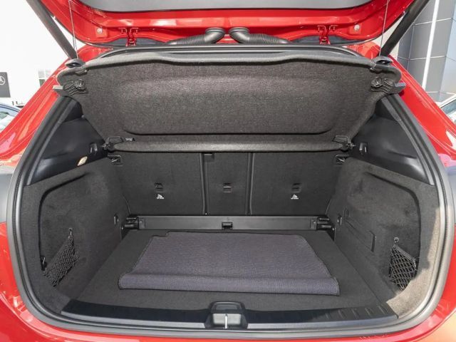 Mercedes-Benz GLA 180 Pano STH W-Paket KeyLess ParkAss. LED