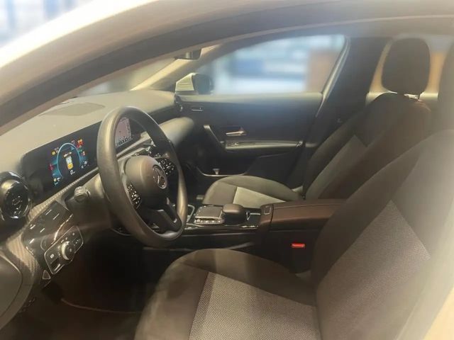 Mercedes-Benz A 200 AMBUX+CARPLAY+LED+SHZ+PDC