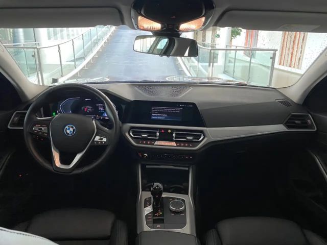 BMW 330 330e Touring