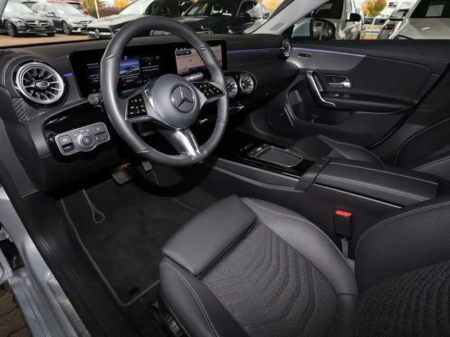 Mercedes-Benz CLA 180 TOTWINKEL+DISTRONIC+360°