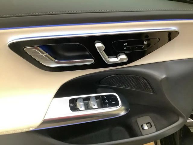 Mercedes-Benz E 200 AMG Line Sedan