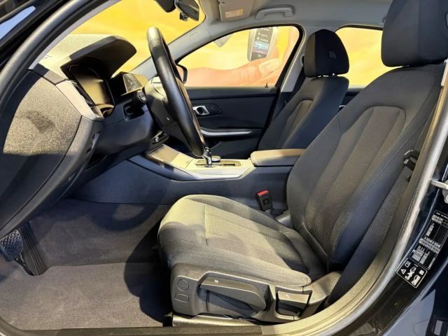 BMW 320 320i Sedan xDrive