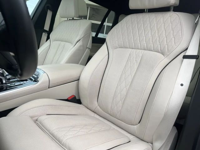 BMW X7 i/HUD/Panorama/Navigation/HarmanKardon