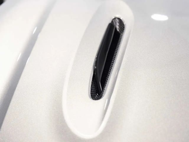 Aston Martin DBX 707 -Lightning Silver-