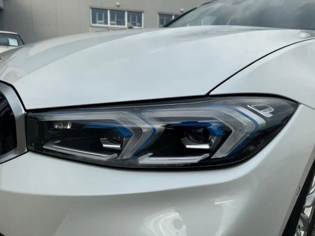 BMW 318 iAT  +HUD+ADAPTIVE-LED+ACC+NAVI+SHZ+DAB+MFL+