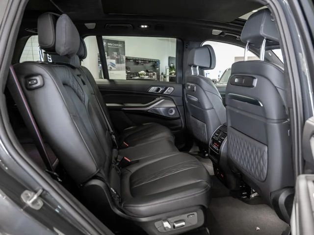 BMW X7 M 60i FACEL. PANO AHK HUD 360° LED STANDHZ