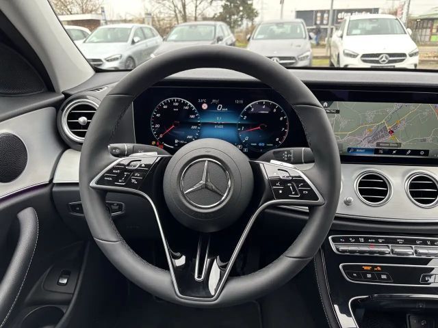 Mercedes-Benz E 200 AVANTGARDE Sedan