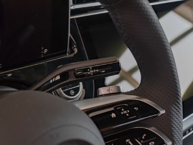 Mercedes-Benz E 200 4MATIC Sedan