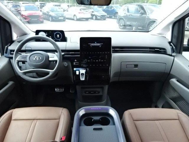Hyundai Staria Signature