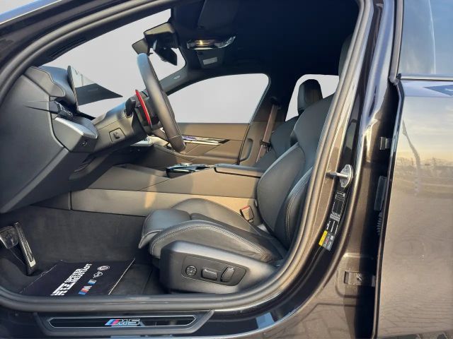 BMW M5 Touring  Anhängerk. Driving+Parkingassist B/W Surr