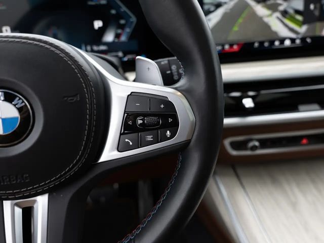 BMW X7 M 60i FACEL. PANO HUD 360° LED STANDHZ B&W