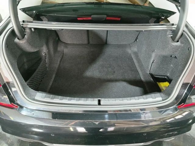 BMW 330 330d M-Sport Sedan