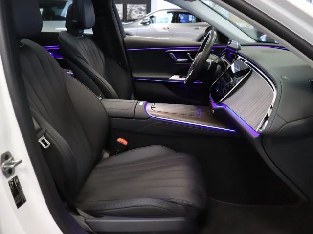 Mercedes-Benz E 200 AVANTGARDE Sedan