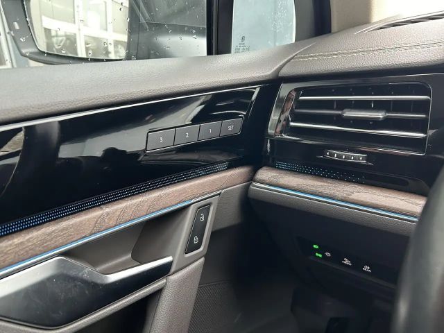 Volkswagen Touareg Luftfederung / AHK / Innovision Cockpit