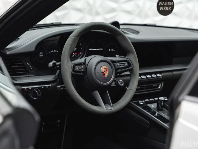 Porsche 992 4 Cabrio GTS Targa