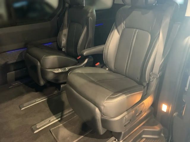 Hyundai Staria Signature