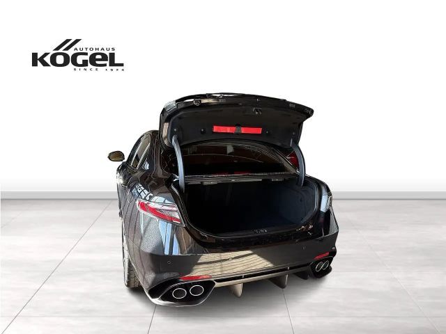 Alfa Romeo Giulia AT8 Quadrifoglio Turbo