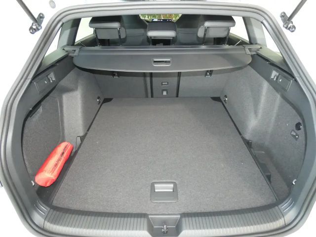 Volkswagen Golf 1.5 eTSI DSG R-Line Variant