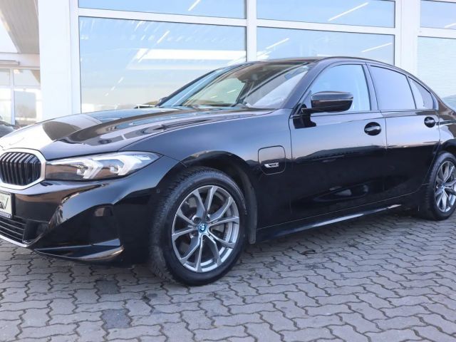 BMW 320 320e Sedan