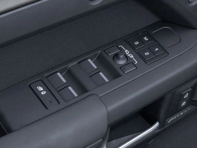 Land Rover Defender 110 D250 Dynamic SE