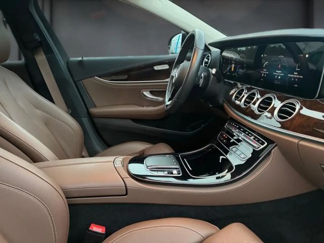 Mercedes-Benz E 220 E 220 d Sedan