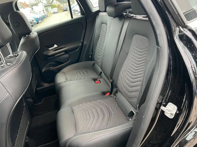 Mercedes-Benz GLA 180 *LED Navi Kamera Sitzh. DAB Leder*