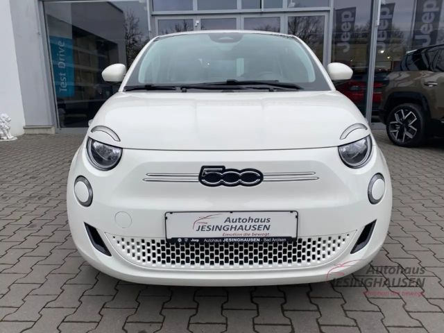 Fiat 500e Digitales Cockpit Apple CarPlay Android Auto Klima