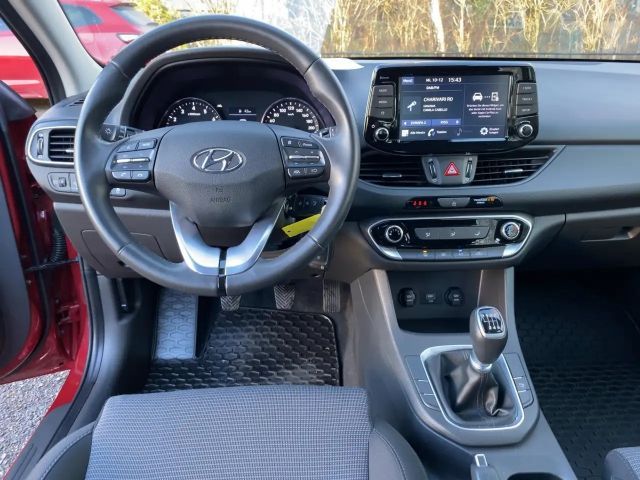 Hyundai i30 1.5 Selected Kombi mit wenig KM*Top gepflegt