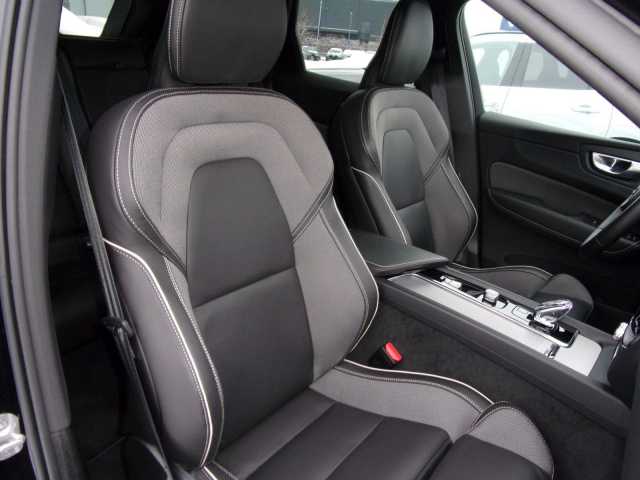 Volvo XC60 AWD Dark Plus