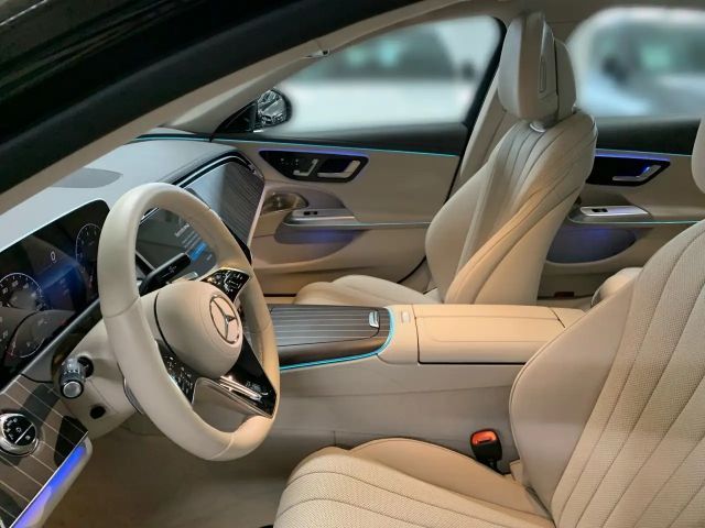 Mercedes-Benz E 200 4MATIC EXCLUSIVE Sedan