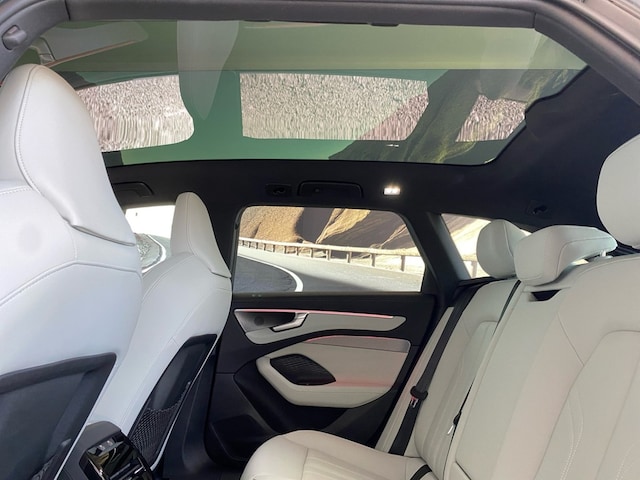 Audi A6 Avant Quattro S-Tronic