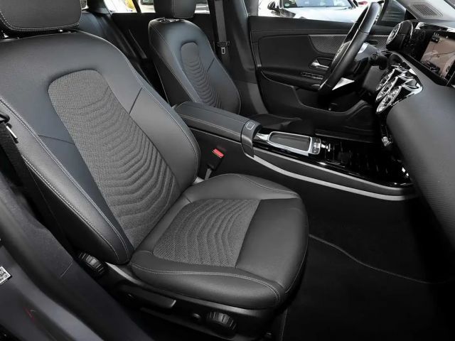 Mercedes-Benz CLA 180 DISTRONIC+TOTWINKEL+360°